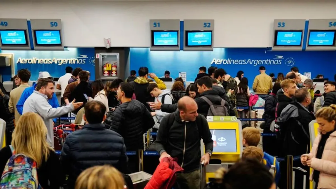 Nuevo paro de pilotos y tripulantes desde el mediodía: afecta a miles de pasajeros de Aerolíneas