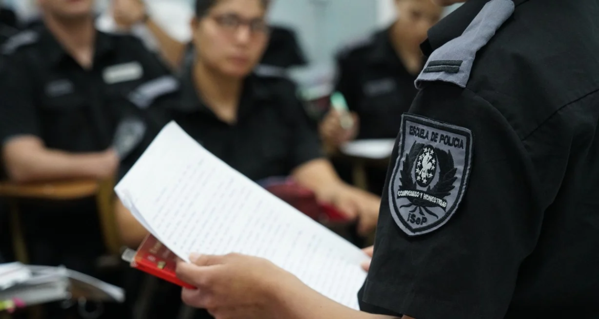 Una cadete de Policía denunció que un superior la obligó a realizar practicas sexuales