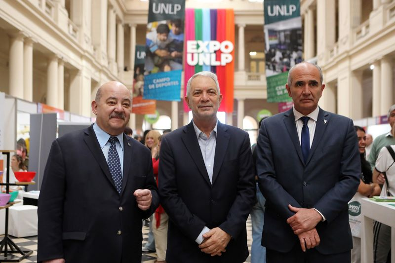 La Plata: julio Alak participó de la jornada inaugural de Expo Universidad en el Pasaje Dardo Rocha