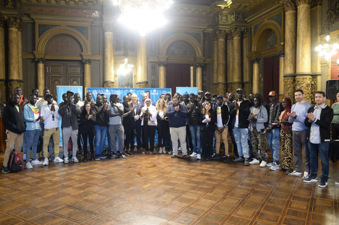 La Plata: Venta ambulante: la comunidad senegalesa adhirió al programa de la Municipalidad y deja la vía pública