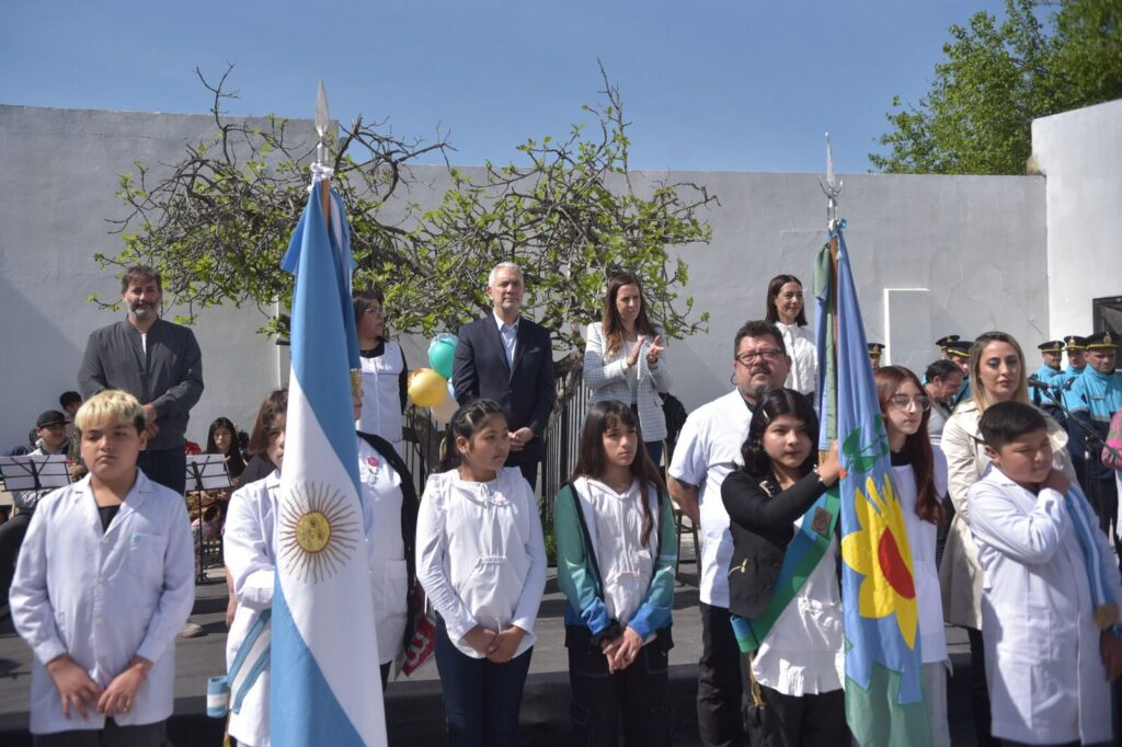La Plata: Restaurada y renovada, Alak participó del 140º aniversario de la Escuela Nº 21 de Los Hornos