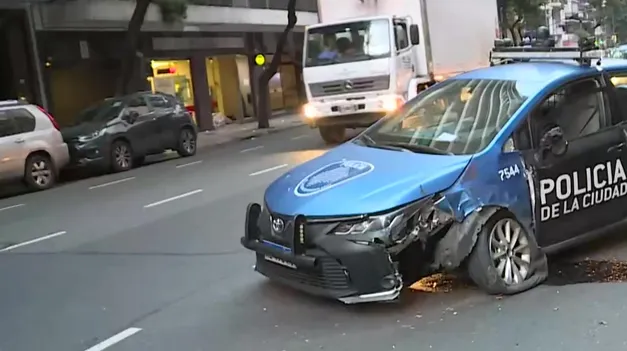 San Telmo: un patrullero chocó contra un auto y hay dos policías gravemente heridos