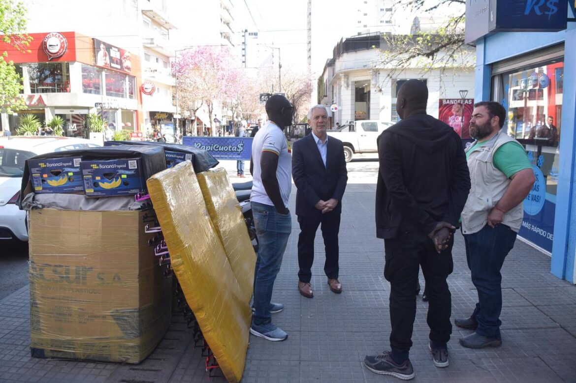 La Plata: Alak supervisó la relocalización de vendedores ambulantes que dejan la calle