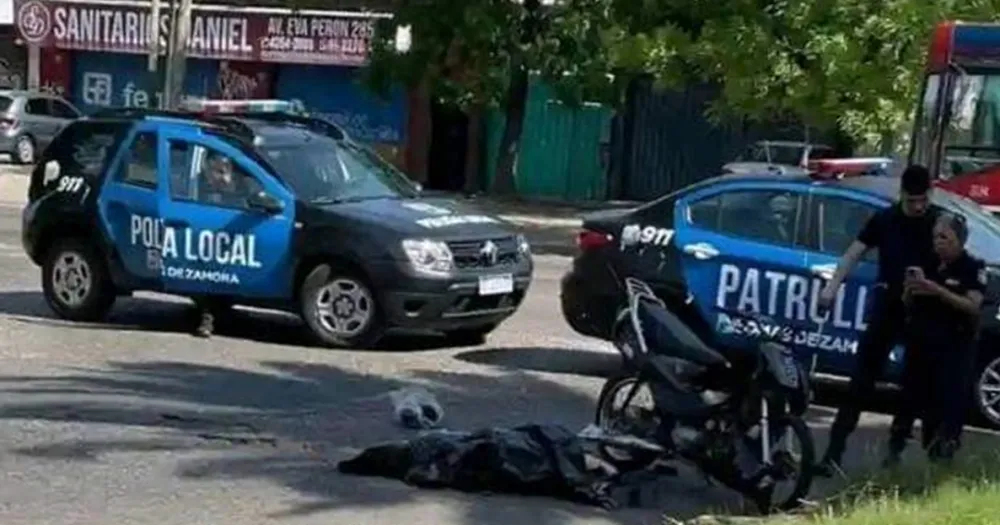 Un colectivo chocó con una moto en Temperley: murió una mujer