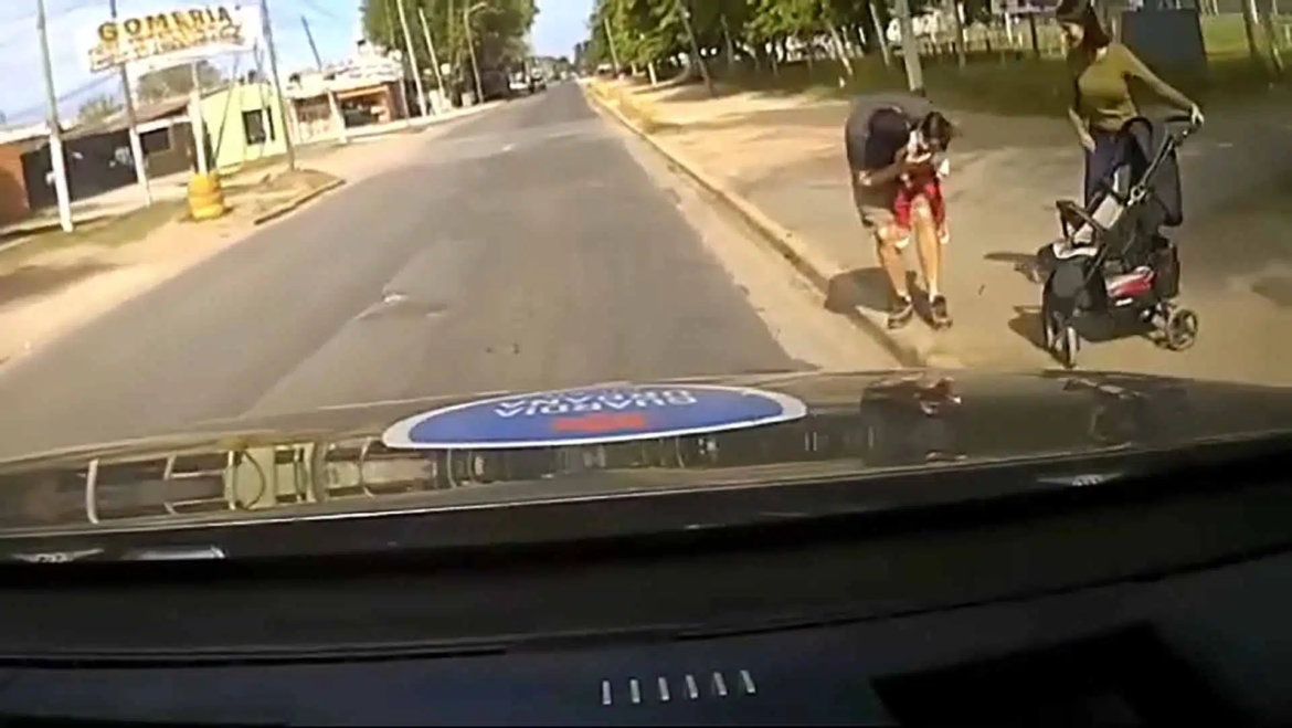 Agentes de la Guardia Urbana salvaron a una nena que se estaba asfixiando