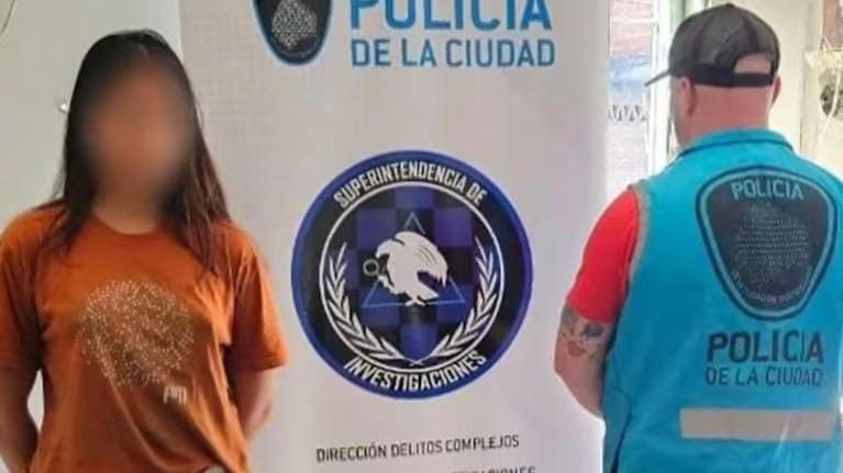 Cayó Josefina Playera de una estación de servicios de día y Viuda Negra de noche