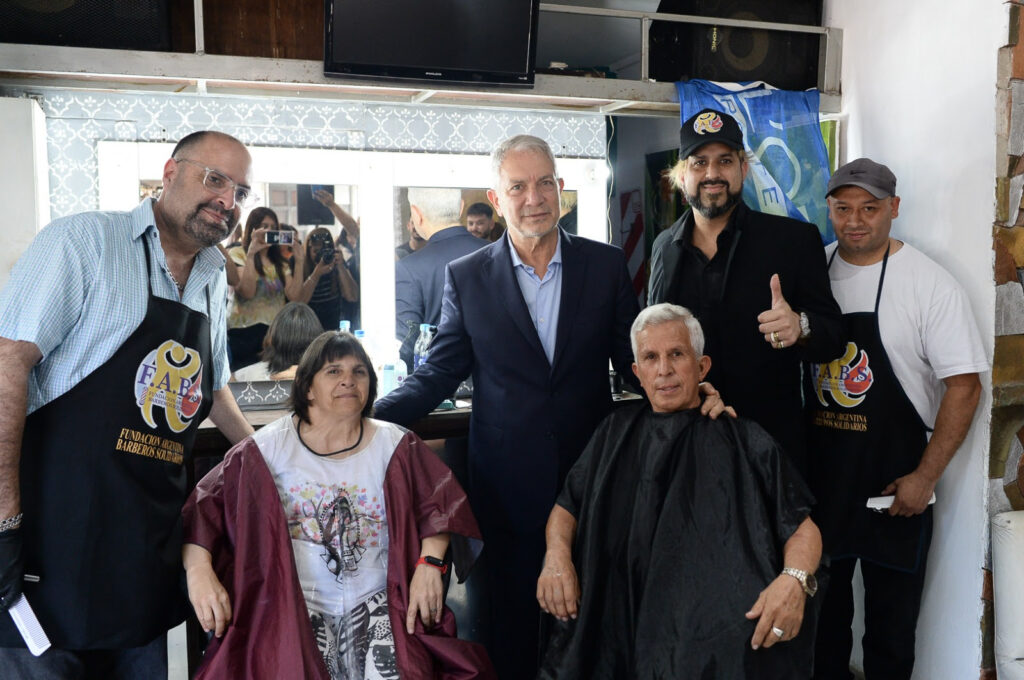  La Plata: Alak inauguró la primera barbería social del país, ofrecerán cortes gratuitos a jubilados