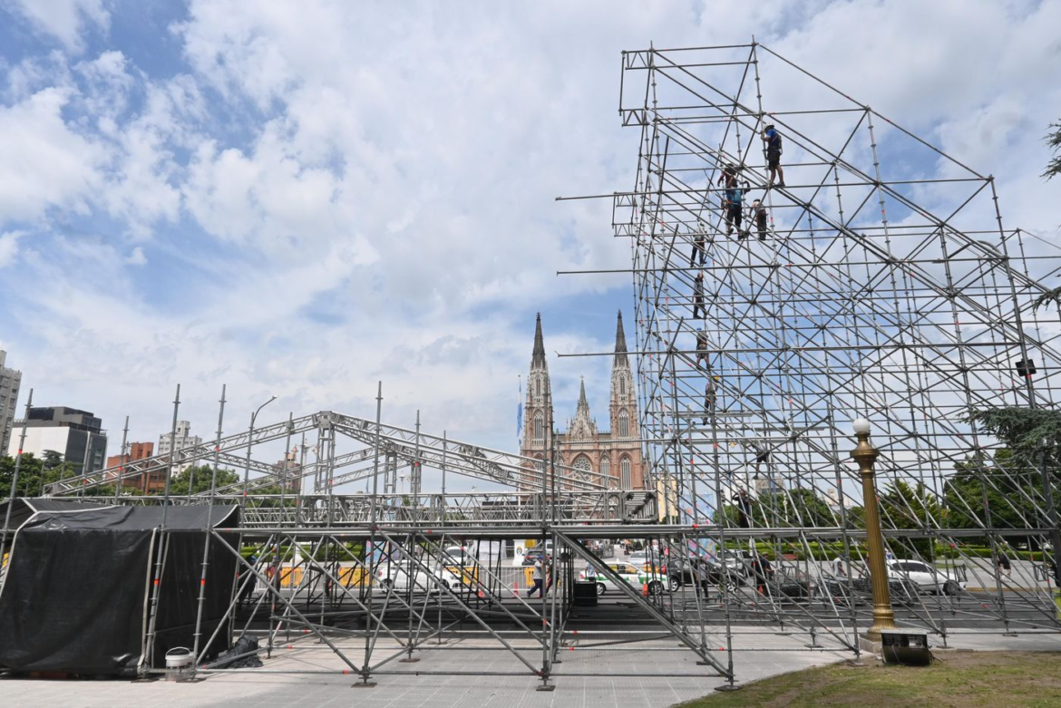 La Plata: Avanza el armado del escenario y toman color los festejos en la Moreno, todo lo que hay que saber