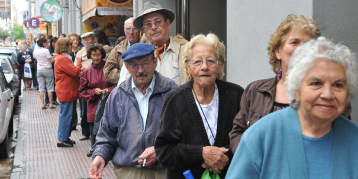 El gobierno de Javier Milei anuncio un aumento del 2,7% para jubilados y pensionados en diciembre.