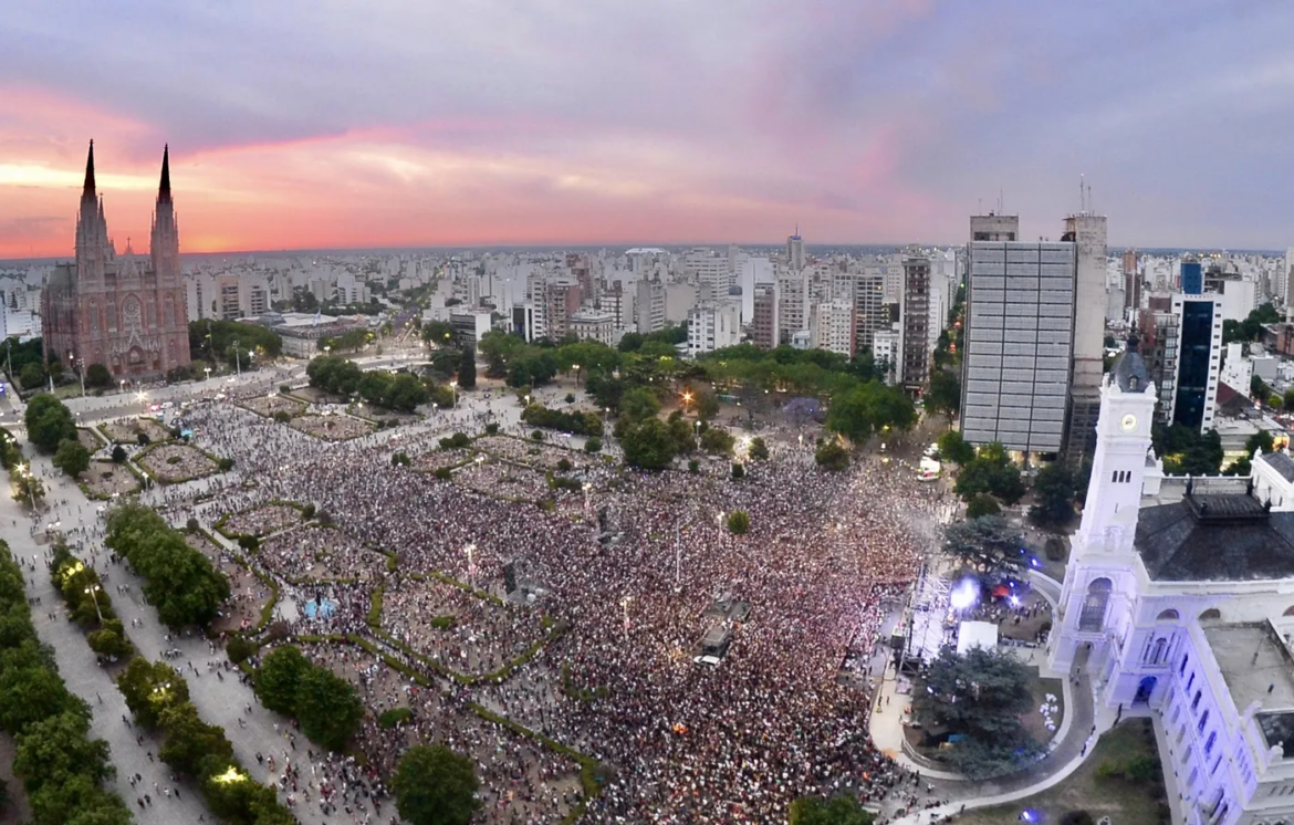 Uno por uno, todos los artistas que animarán el 142° aniversario de La Plata en Plaza Moreno