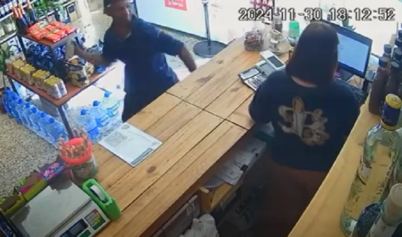 Le pegó con un piedrazo en la cabeza a una comerciante para robarle