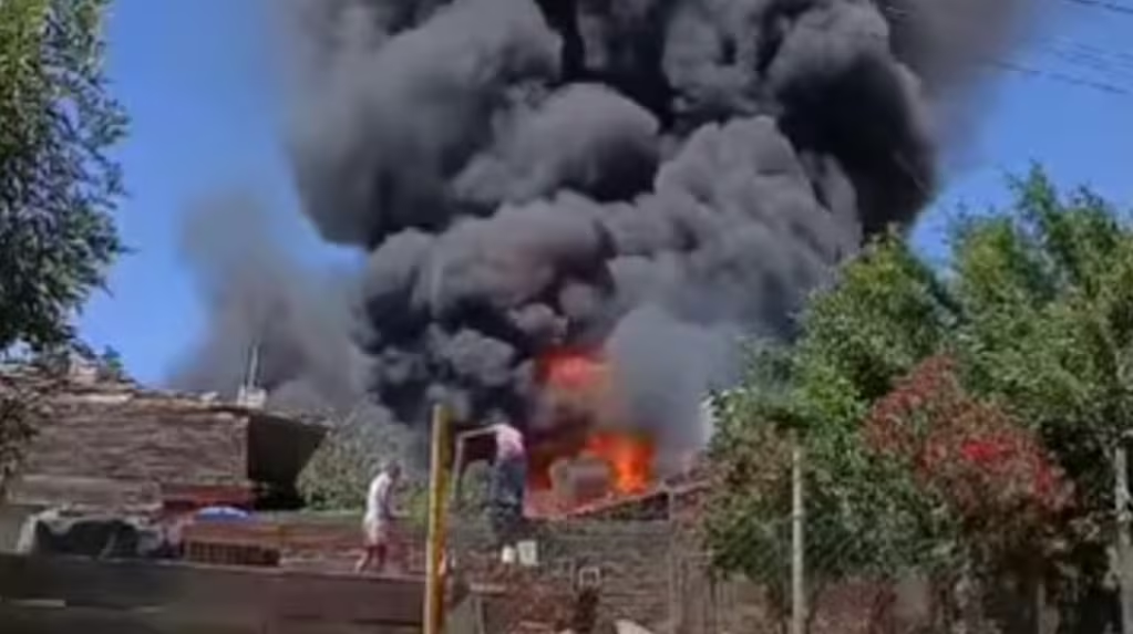 Horror en Neuquén: un hombre discutió con su familia, prendió fuego un colchón y se incendió la casa