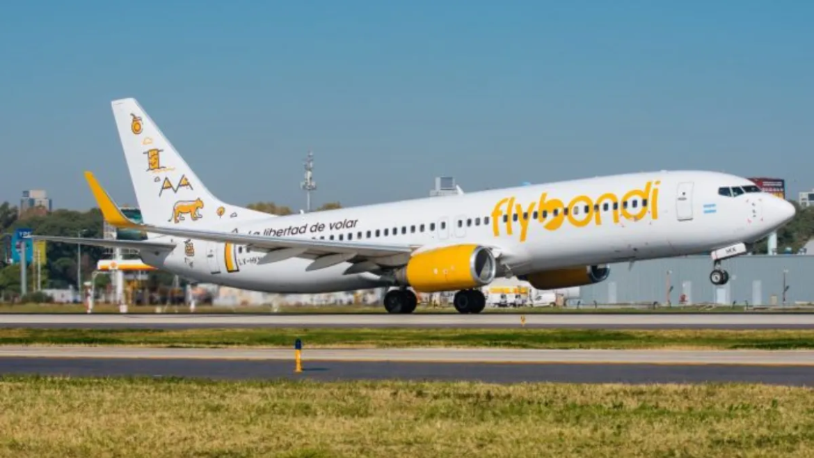 Un avión de Flybondi llevaba egresados a Bariloche, se le apagó un motor y tuvo que aterrizar de emergencia