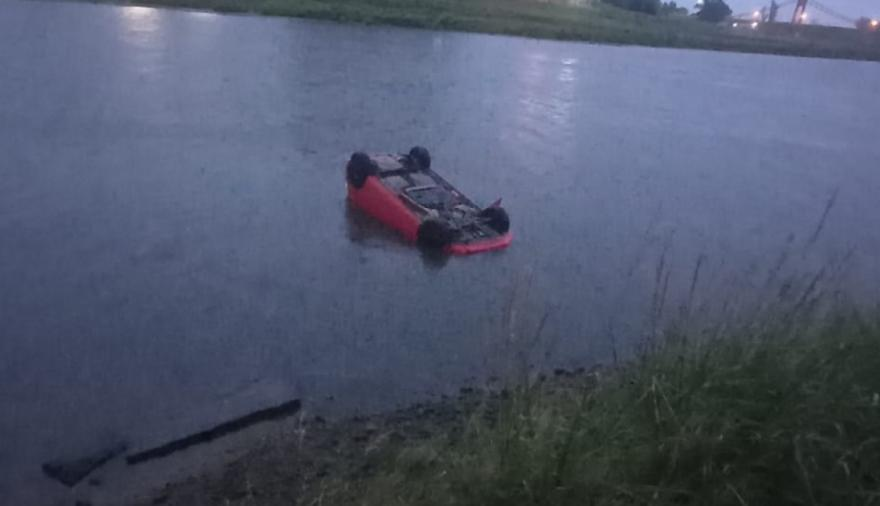 Tragedia en Necochea: mujer muere ahogada tras el vuelco de un vehículo en el río Quequén