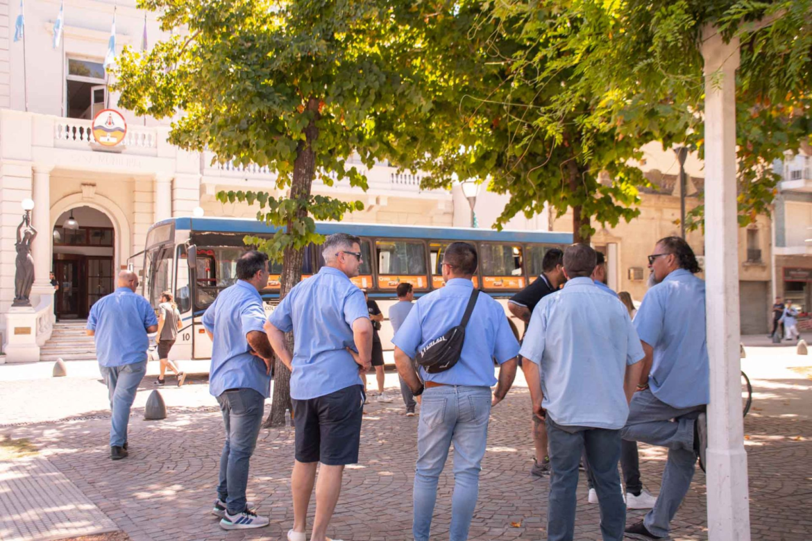 Crisis en el transporte publico: «Hasta que no paguen la totalidad de los sueldos, no salimos»