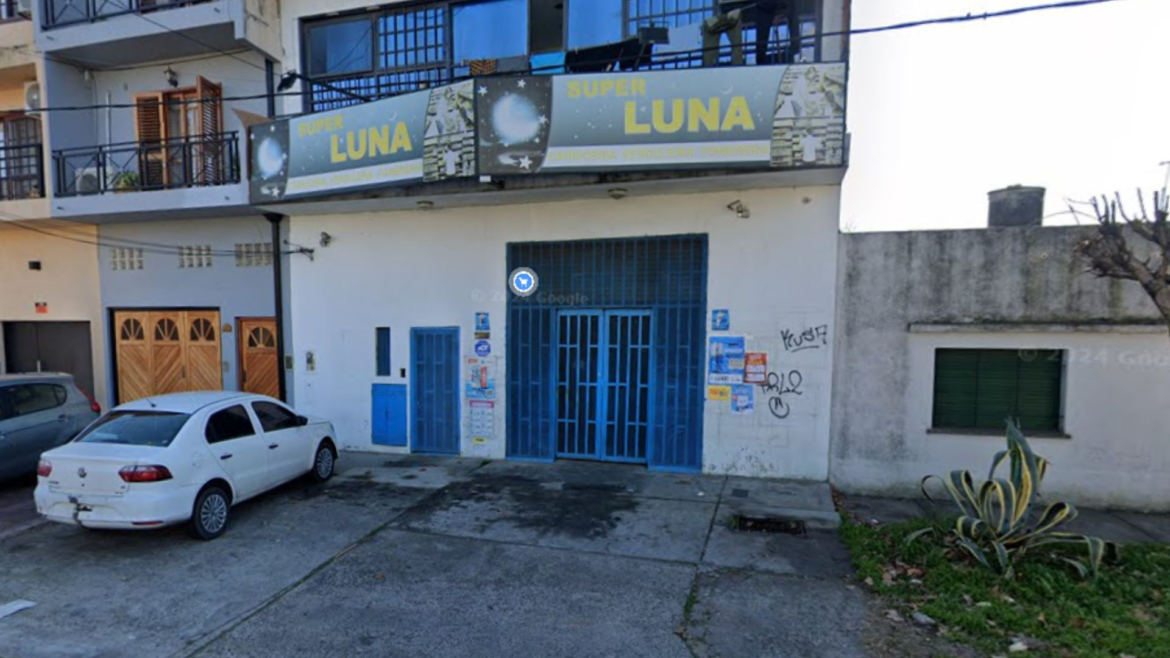 Balearon a dos comerciantes durante un asalto a un supermercado en Quilmes