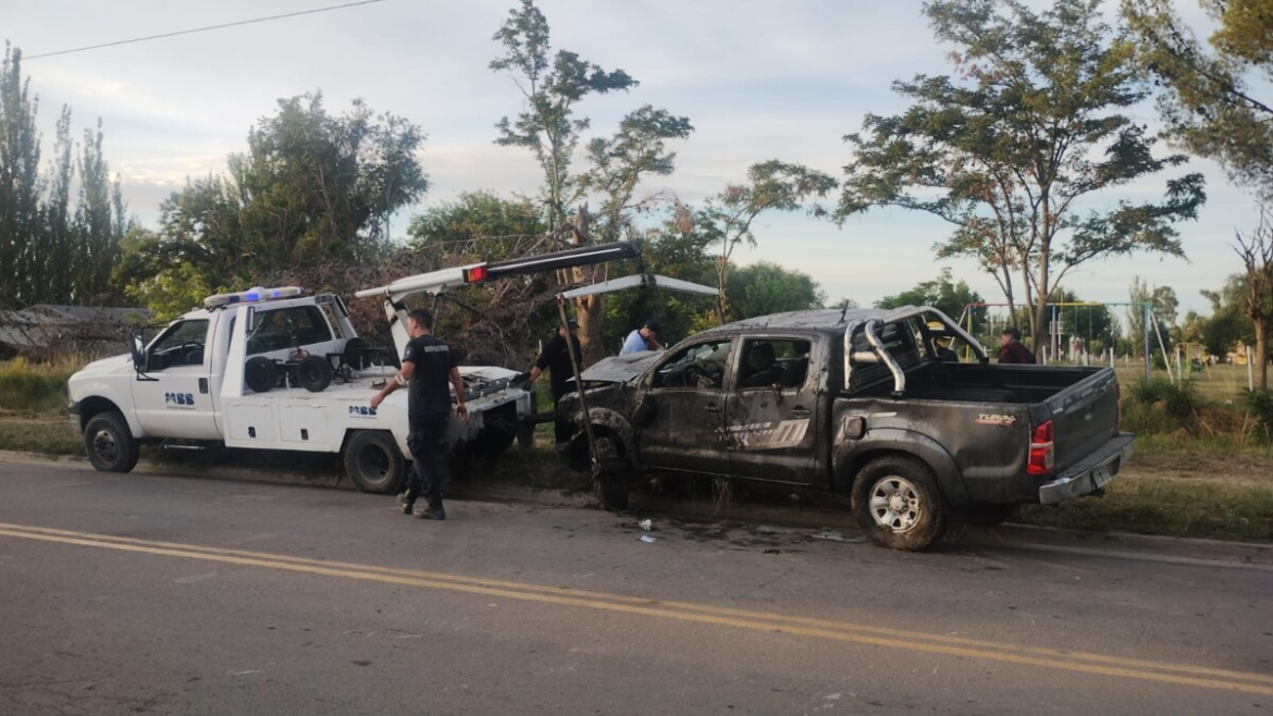 Borracho, volcó su camioneta y terminó adentro de una zanja