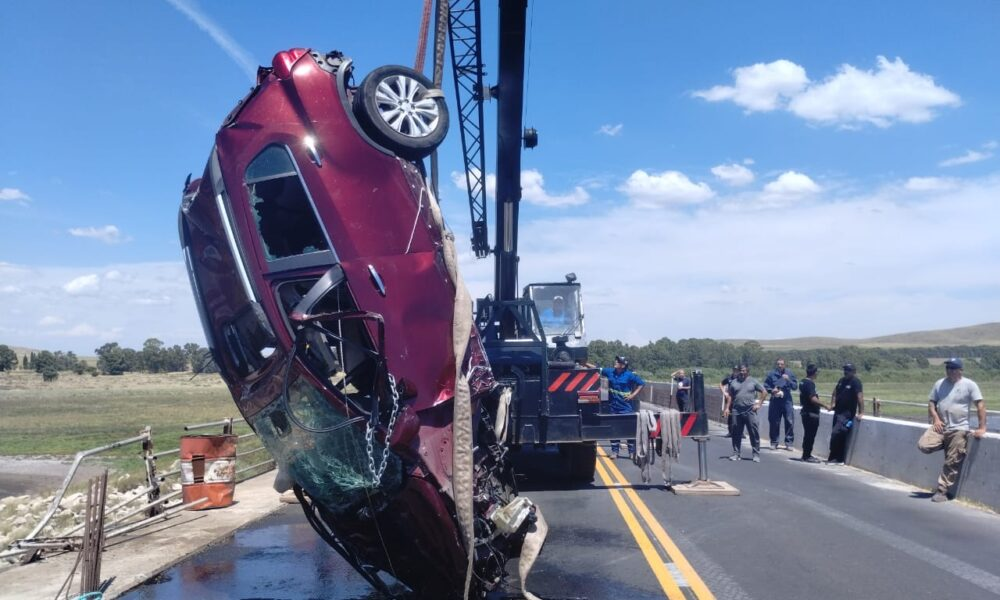 Sacaron el auto que cayó al Dique pero no encontraron al conductor