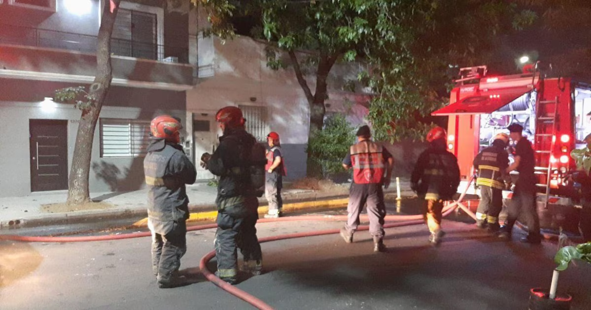 Parque Chacabuco: Una nena fue arrojada desde un segundo piso para salvarla de las llamas