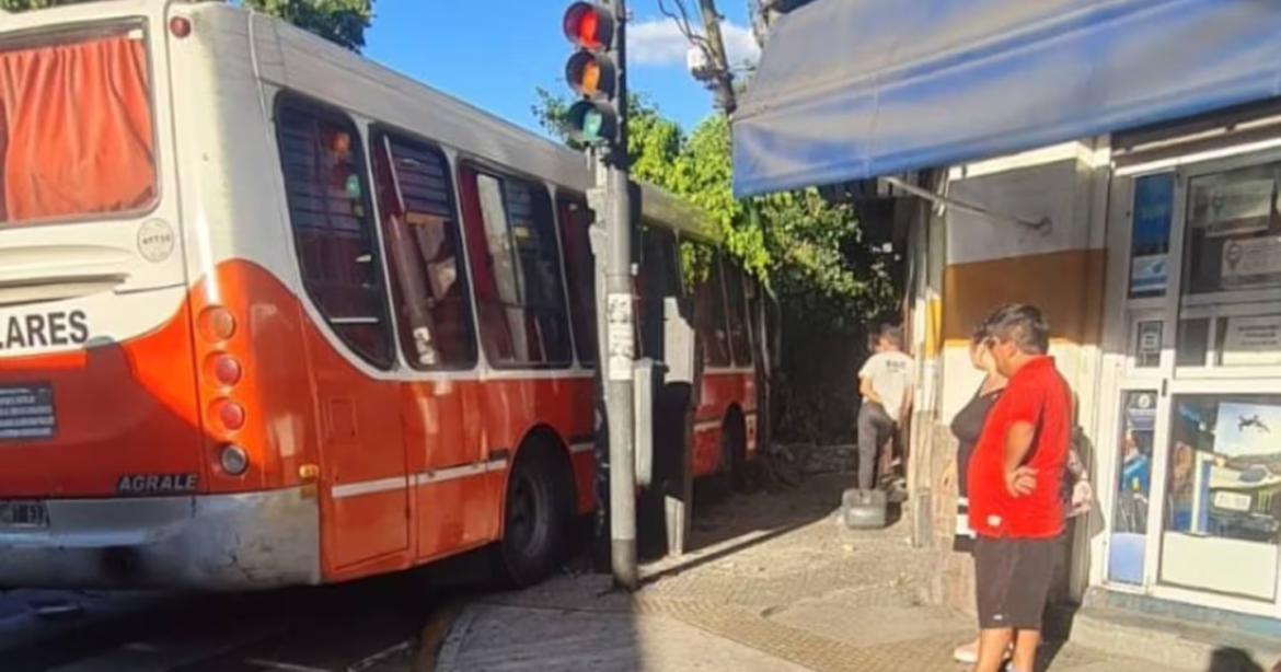 Un micro con 12 chicos volvía de una colonia de vacaciones, perdió el control y chocó contra un árbol