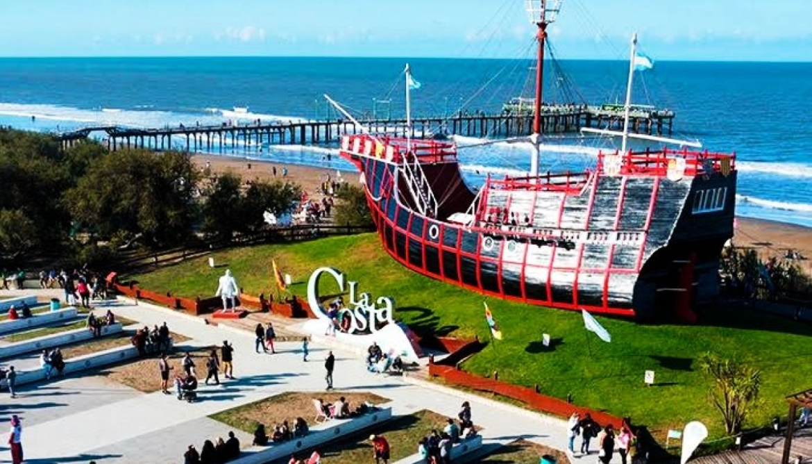 Costa Atlántica argentina, dos localidades destacan por su encanto particular: Santa Teresita y Santa Clara del Mar.