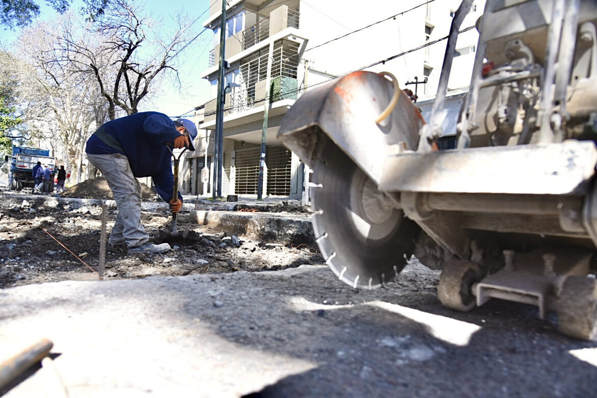El Municipio de La Plata avanza con obras de pavimentación y bacheo en distintos puntos de la ciudad
