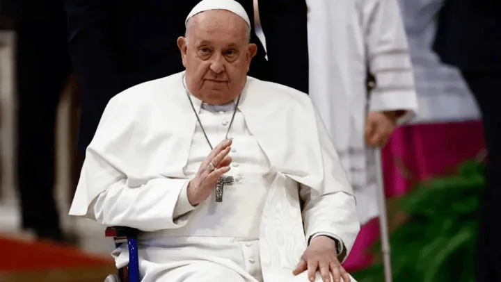 Preocupación por la salud del papa Francisco: fue hospitalizado para tratar una bronquitis