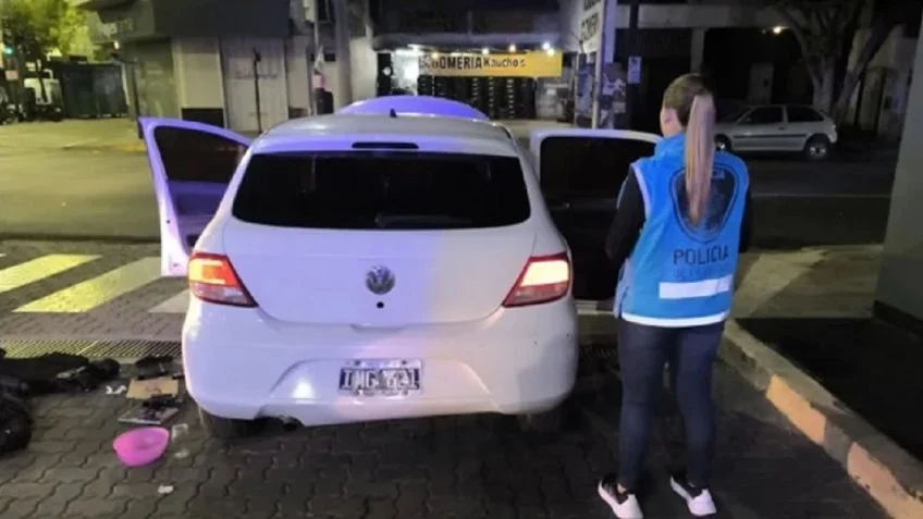 Son policías, iban en contramano, les encontraron drogas en el baúl y terminaron detenidos