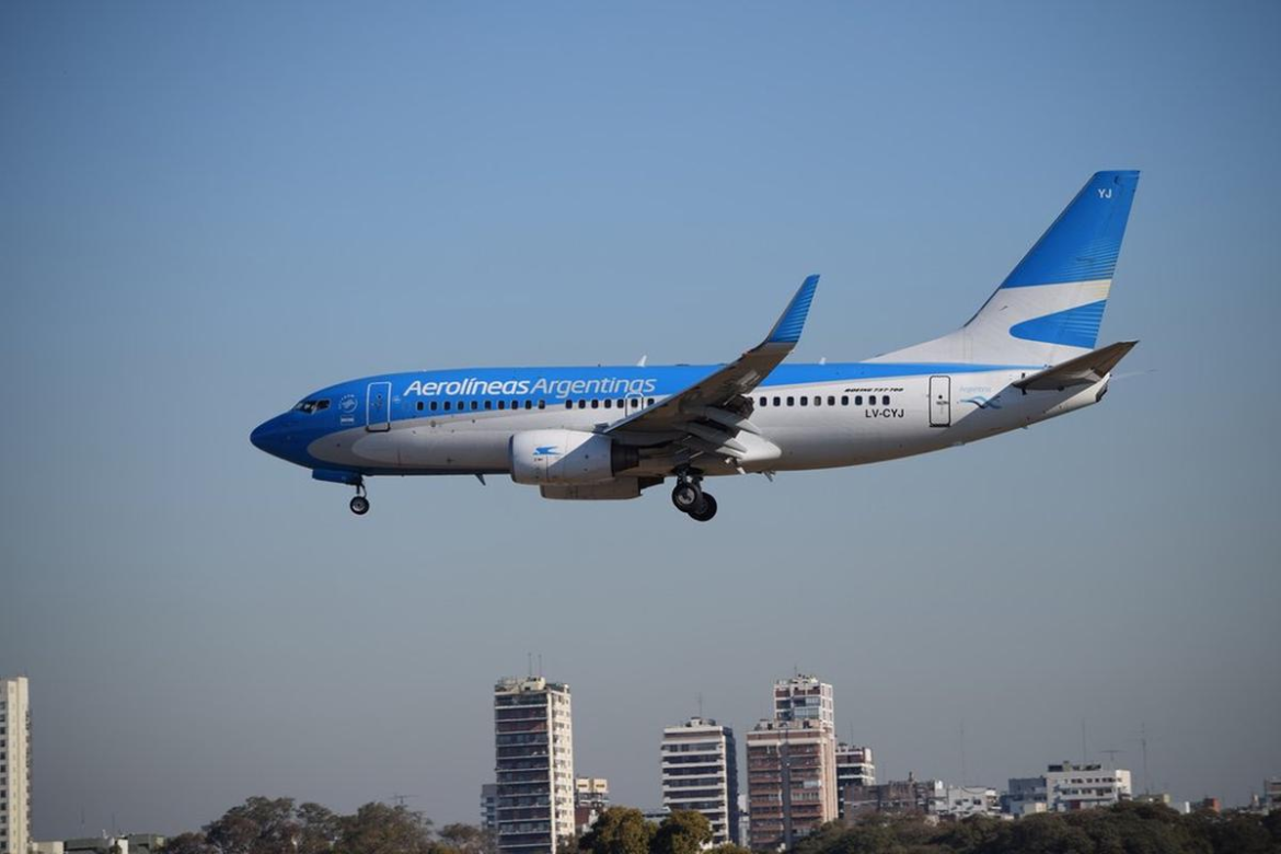 Avión de Aerolíneas Argentinas: Voló 50 minutos demás, porque la torre no contestaba