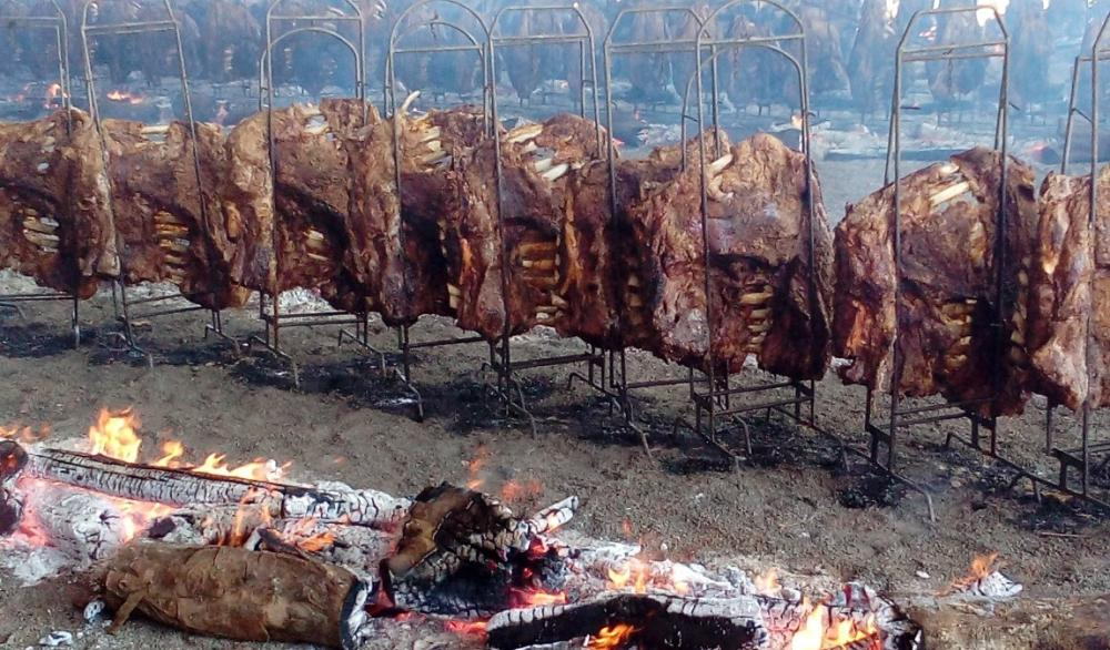 Costillares, alfajores, mondongo y tortas fritas: las fiestas regionales para los próximos días