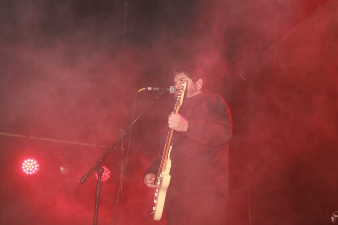 La Plata celebró la reinauguración de Plaza Rocha con el recital de Santiago Motorizado
