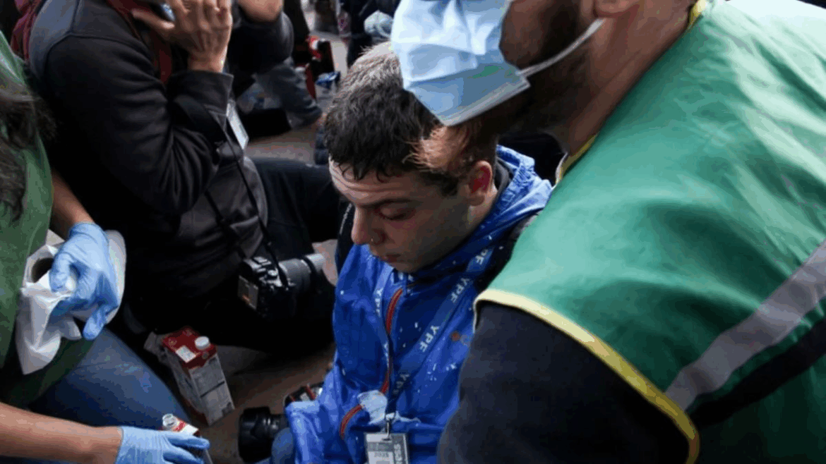Durante la represión a jubilados, gasearon al fotógrafo que fue increpado por Santiago Caputo