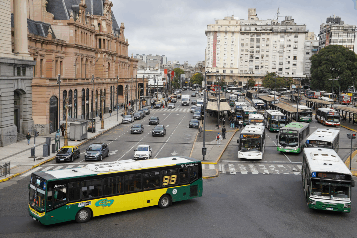 Tarifas: cuánto aumentan el agua, la nafta y el boleto de colectivo en junio de 2025