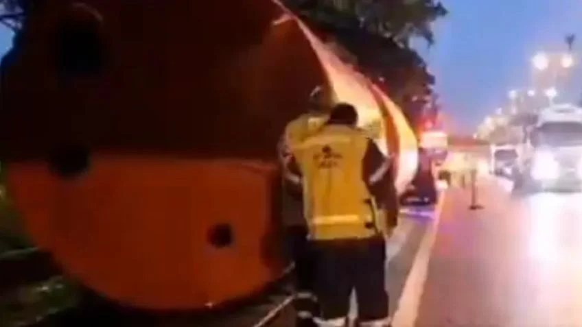 Un camión con tres tanques de agua volcó y generó caos en la General Paz