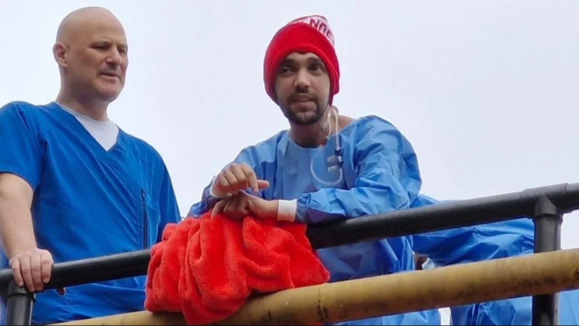 Pablo Grillo salió a caminar por primera vez desde el ataque y se asomó en el balcón del hospital