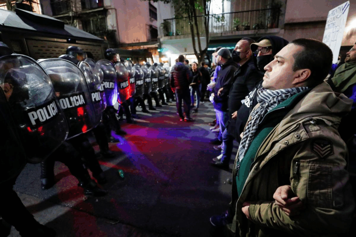 La Policía desalojó a los puesteros en la vigilia de Cristina Kirchner