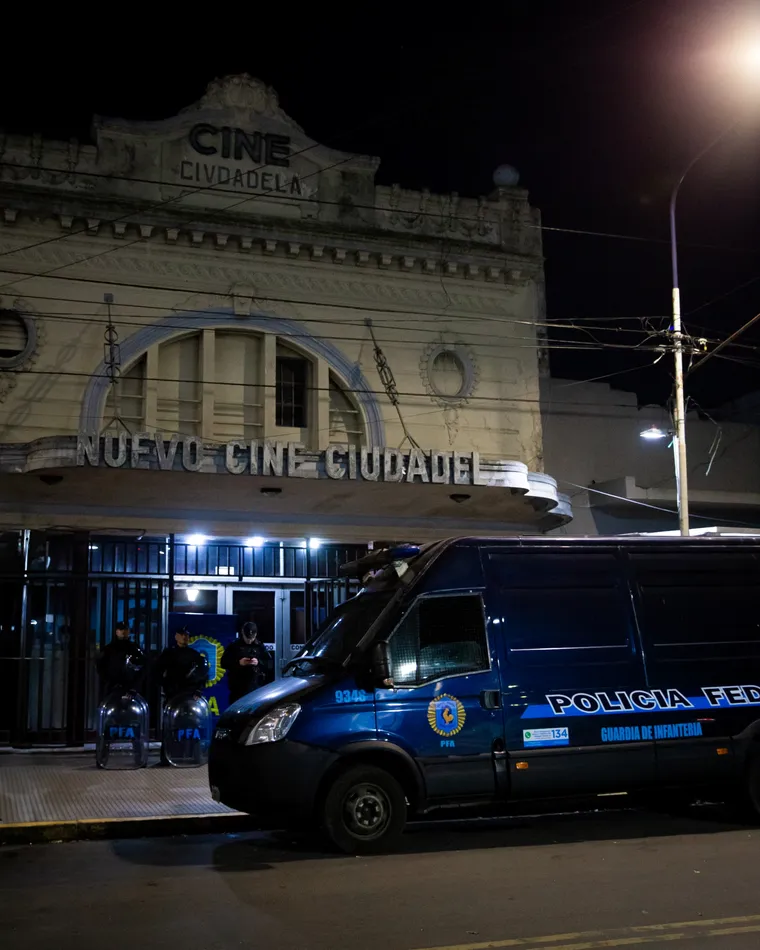 Allanaron un histórico cine porno en Ciudadela, descubrieron víctimas de explotación y los detalles son fuertes