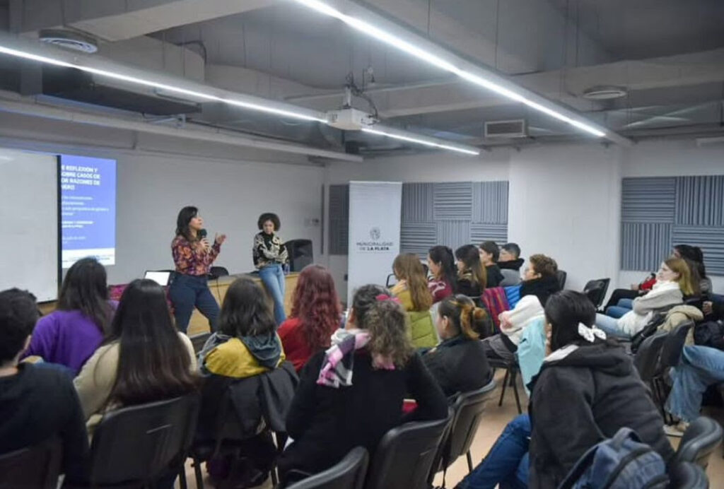 La ciudad refuerza sus políticas de género con talleres, ateneos y trabajo articulado en los barrios