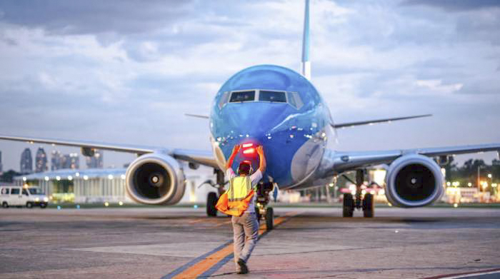 Huelga de controladores: Aerolíneas cancela 28 vuelos y afecta a más de 8.000 pasajeros