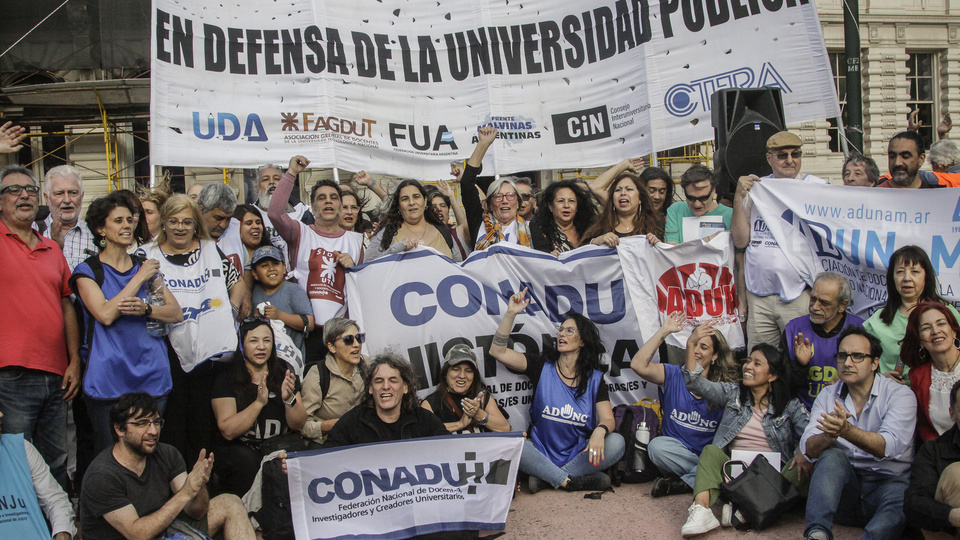 Milei vetó el financiamiento universitario y la UNLP anunció un paro de 24 horas