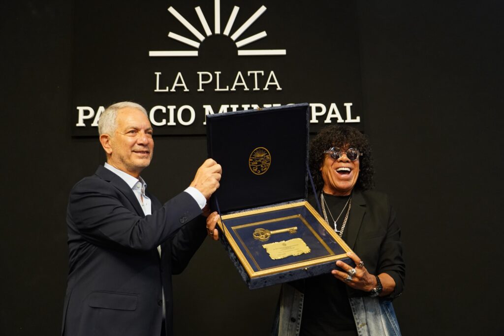 Alak recibió a “La Mona” Jiménez y lo distinguió como Visitante Ilustre de la ciudad