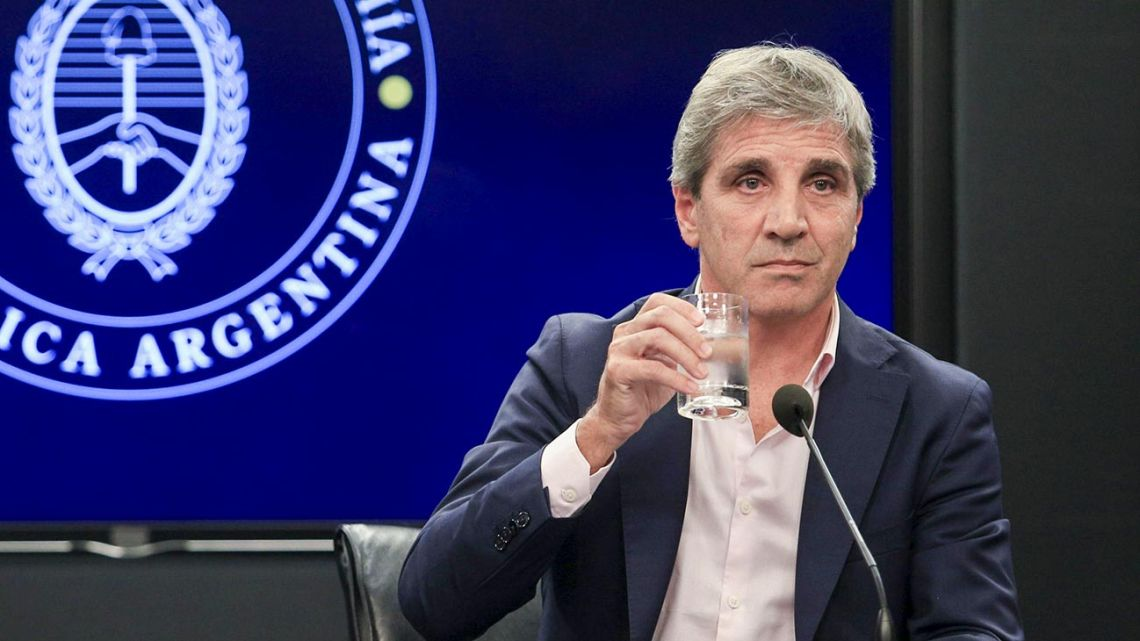 Caputo niega haber pedido USD 20 mil millones, pero los mercados reaccionan con desplome y desconfianza