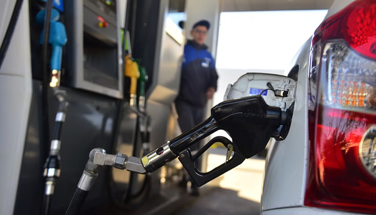 El Gobierno posterga hasta enero de 2026 el aumento del impuesto a los combustibles