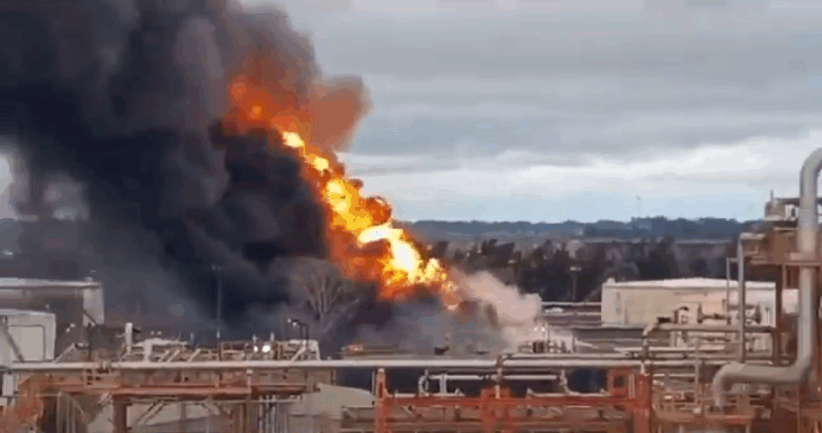 🔥 Incendio en la destilería de YPF en Ensenada: una columna de humo alertó a toda la región