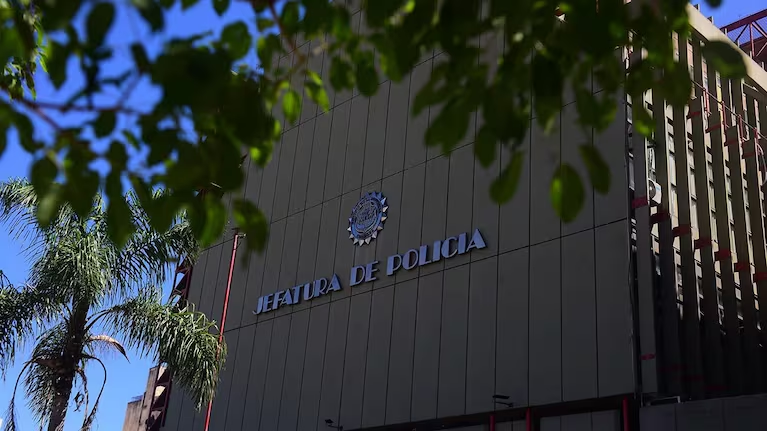 🚨 Escándalo en Córdoba: detienen a un policía acusado de filmar a sus compañeras en el baño