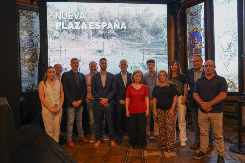 Alak encabezó la apertura de sobres y avanza la puesta en valor de Plaza España