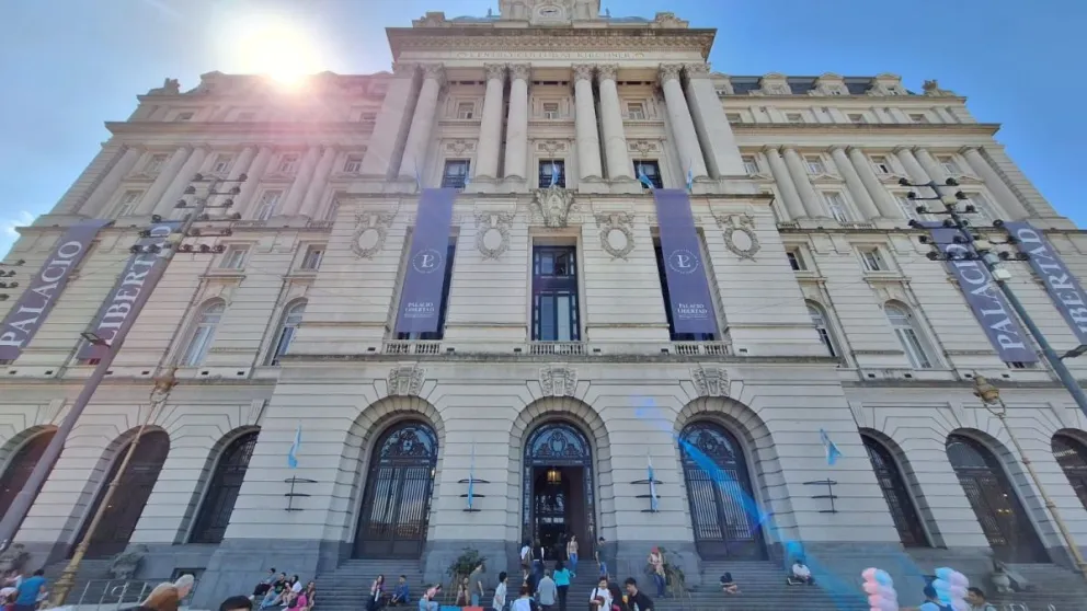 Conmoción en el Palacio Libertad: un empleado fue acusado de espiar a bailarinas menores y murió tras arrojarse por una ventana