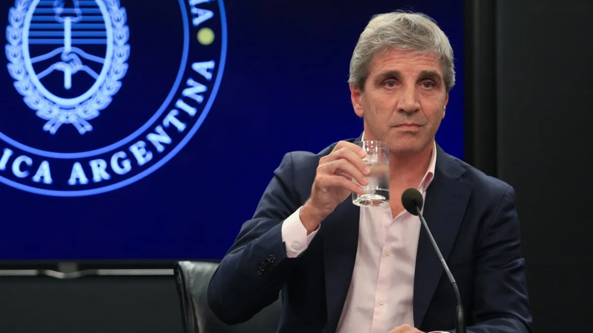 Caputo acumula una deuda millonaria con la Ciudad y expone la falta de fondos del Gobierno nacional
