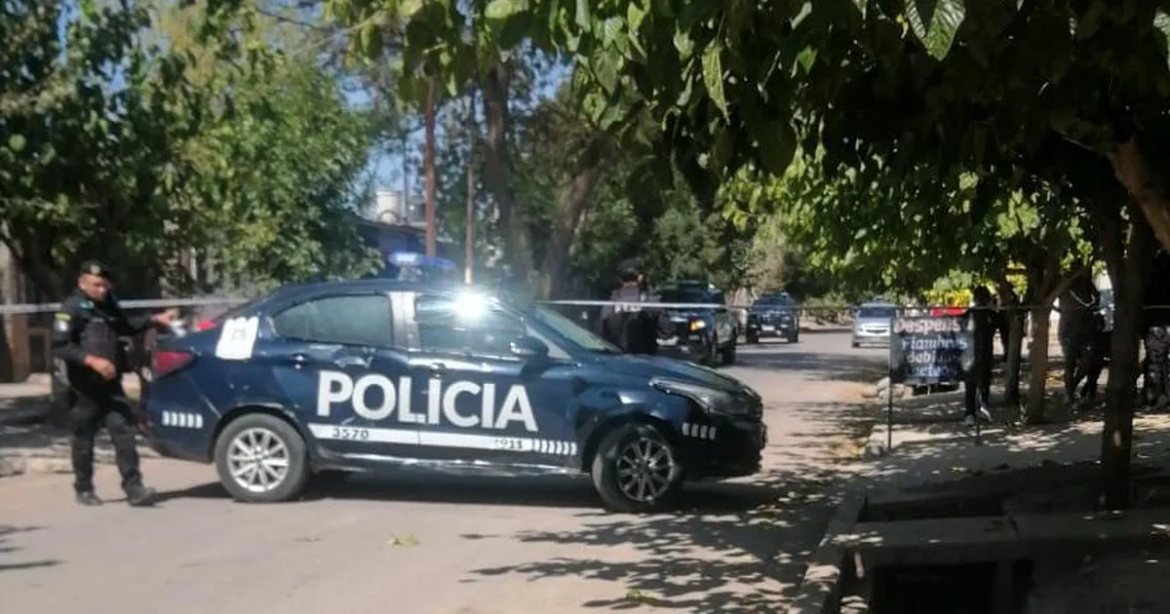 Violento asalto en San Martín: chocaron a una pareja para bloquearles la salida y ocho delincuentes armados los atacaron