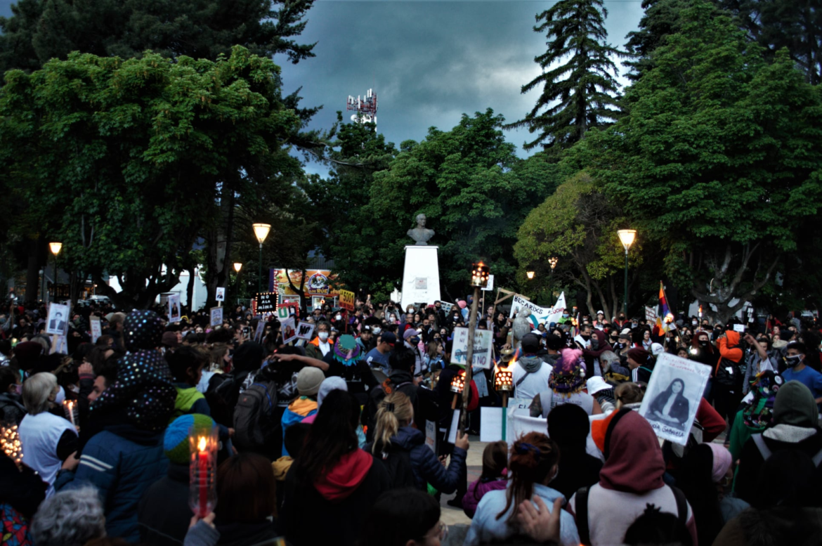 Masiva marcha en Esquel en defensa de la Patagonia y contra las políticas del Gobierno nacional